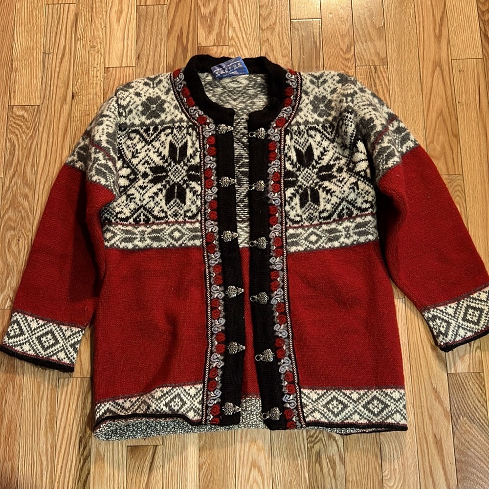 Icewear sweater size medium